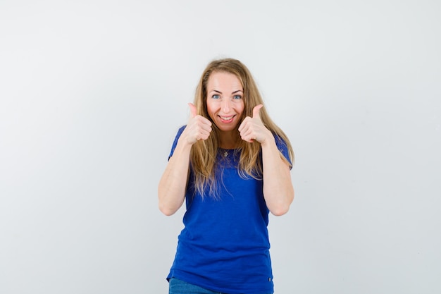 Mujer joven expresiva posando en el estudio