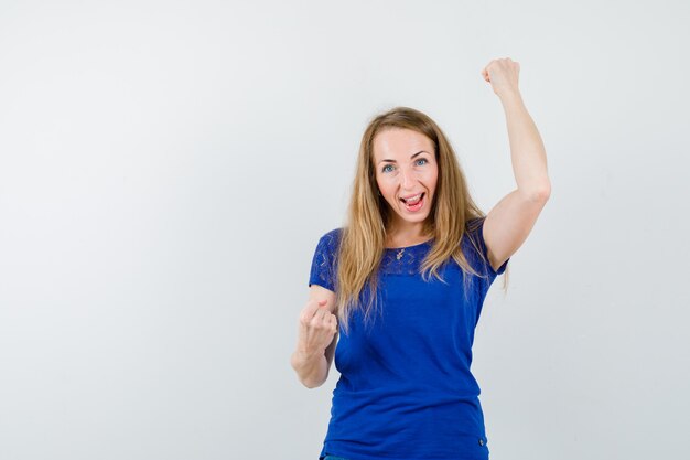 Mujer joven expresiva posando en el estudio