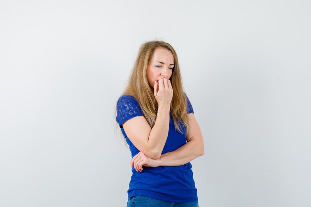 Mujer joven expresiva posando en el estudio