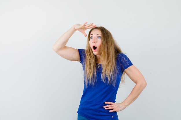 Mujer joven expresiva posando en el estudio