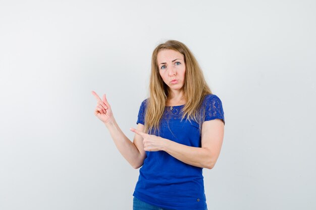 Mujer joven expresiva posando en el estudio