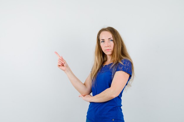 Mujer joven expresiva posando en el estudio