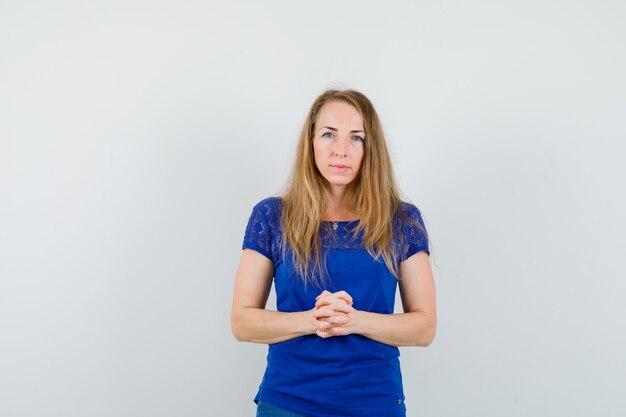 Mujer joven expresiva posando en el estudio