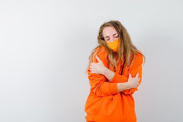 Mujer joven expresiva posando en el estudio