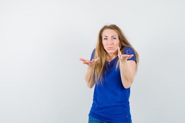 Mujer joven expresiva posando en el estudio