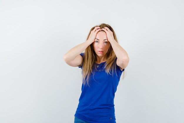 Mujer joven expresiva posando en el estudio