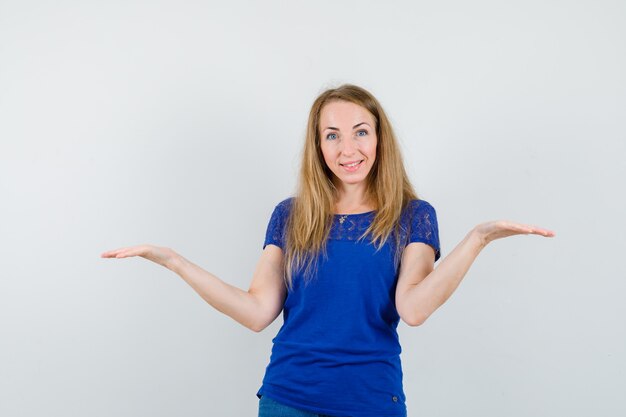 Mujer joven expresiva posando en el estudio