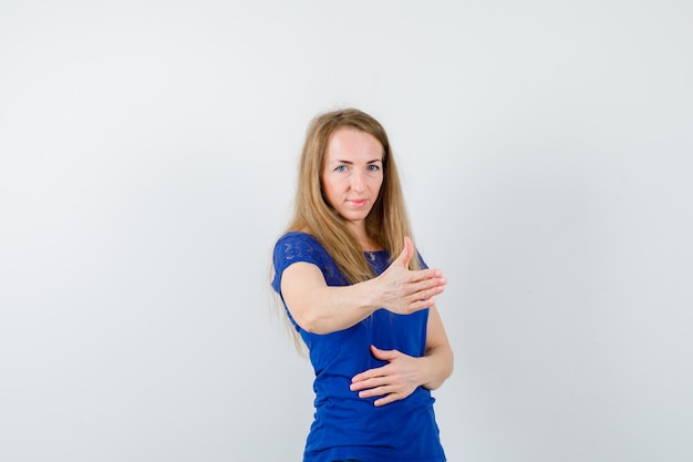 Foto gratuita mujer joven expresiva posando en el estudio