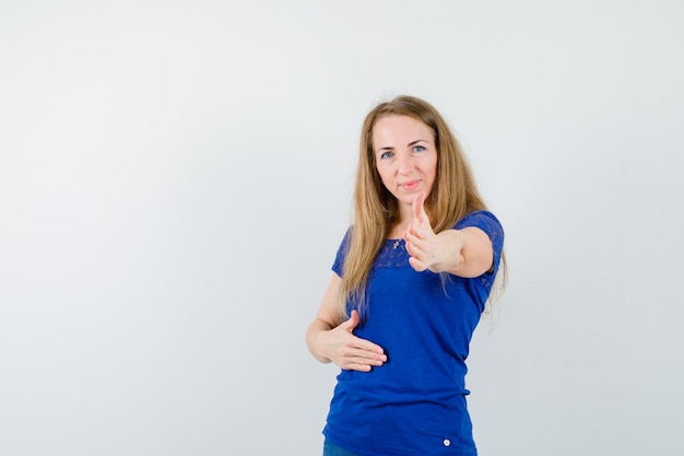 Mujer joven expresiva posando en el estudio