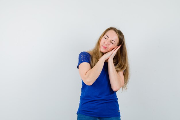 Mujer joven expresiva posando en el estudio