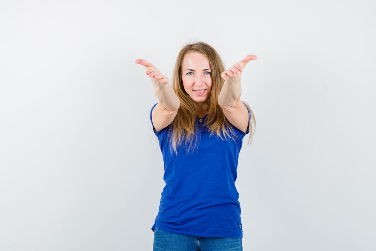 Foto gratuito mujer joven expresiva posando en el estudio