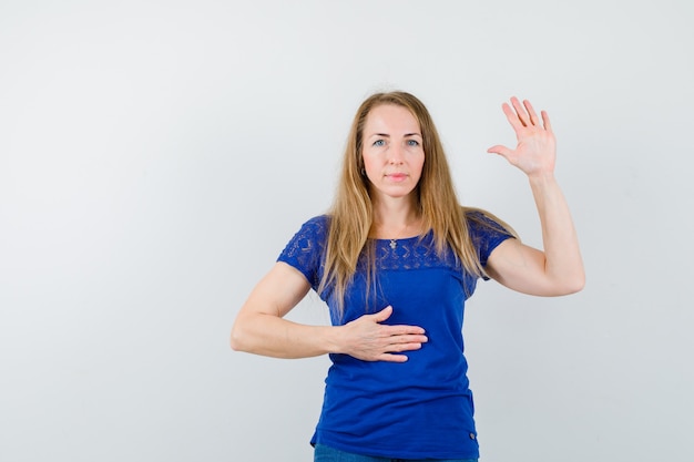 Foto gratuita mujer joven expresiva posando en el estudio