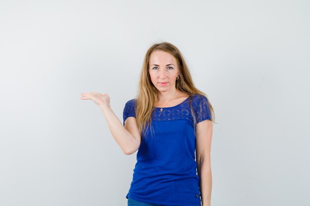 Mujer joven expresiva posando en el estudio