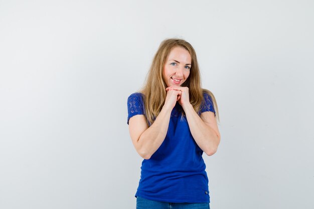 Mujer joven expresiva posando en el estudio