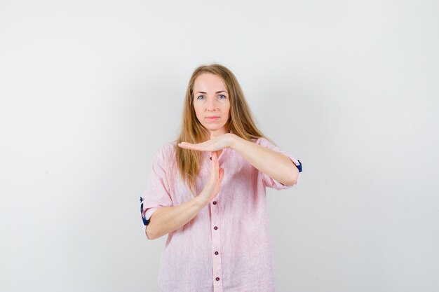 Mujer joven expresiva posando en el estudio