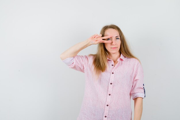 Mujer joven expresiva posando en el estudio