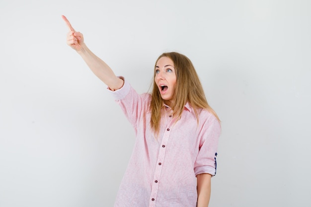 Mujer joven expresiva posando en el estudio