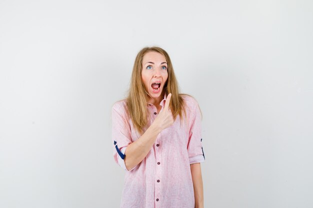 Mujer joven expresiva posando en el estudio