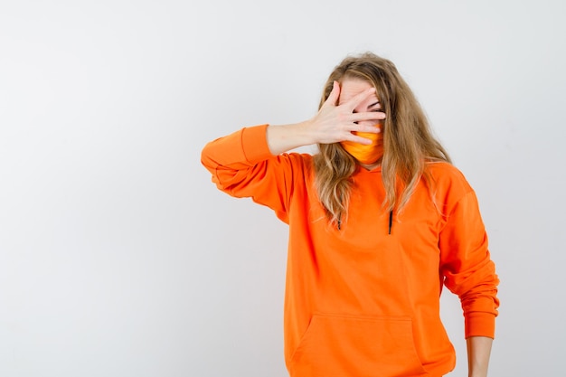 Mujer joven expresiva posando en el estudio