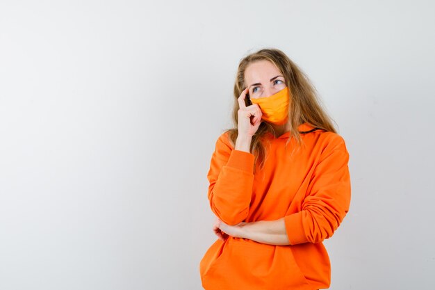 Mujer joven expresiva posando en el estudio