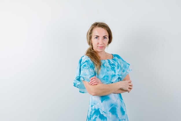 Mujer joven expresiva posando en el estudio