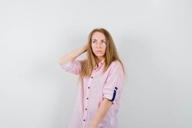 Mujer joven expresiva posando en el estudio