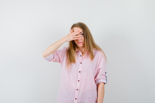 Foto gratuita mujer joven expresiva posando en el estudio