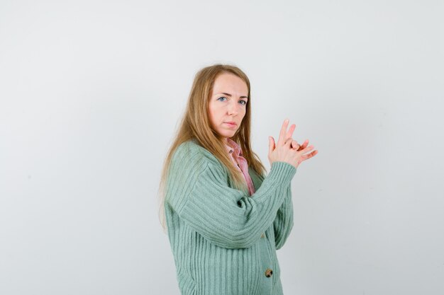 Mujer joven expresiva posando en el estudio