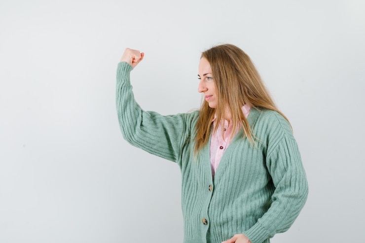 Foto gratuito mujer joven expresiva posando en el estudio