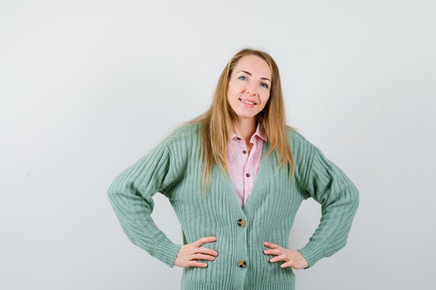 Mujer joven expresiva posando en el estudio