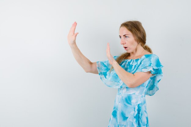 Mujer joven expresiva posando en el estudio