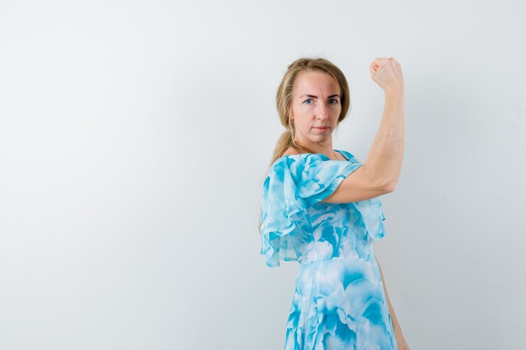 Foto gratuito mujer joven expresiva posando en el estudio