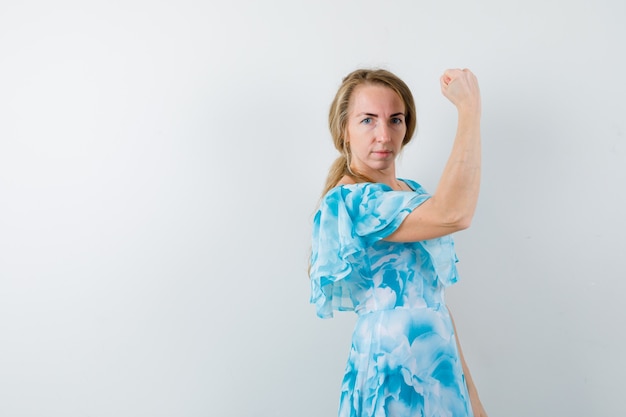 Mujer joven expresiva posando en el estudio