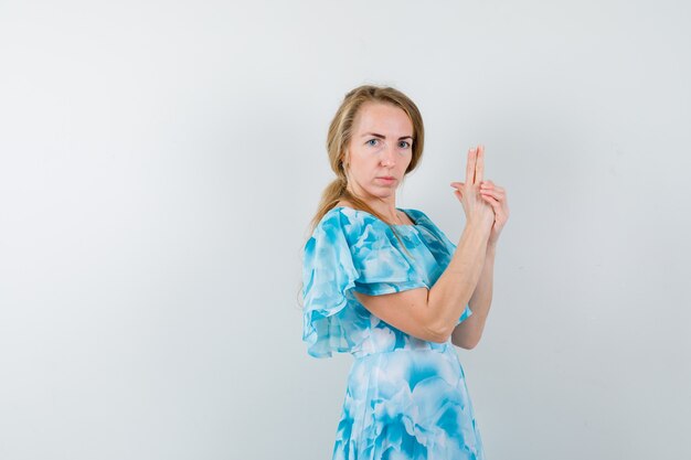 Mujer joven expresiva posando en el estudio