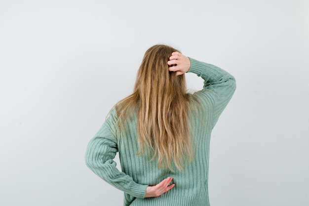 Mujer joven expresiva posando en el estudio