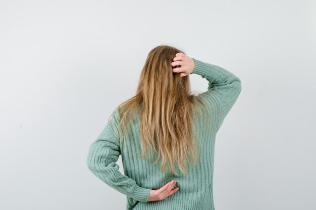 Mujer joven expresiva posando en el estudio