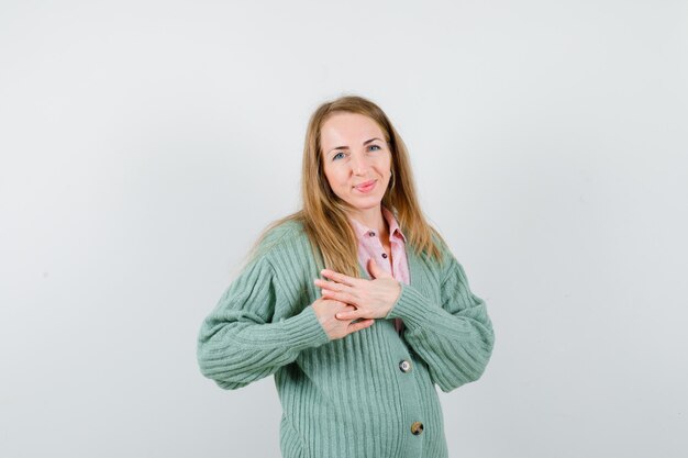 Mujer joven expresiva posando en el estudio