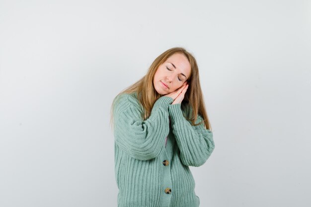 Mujer joven expresiva posando en el estudio