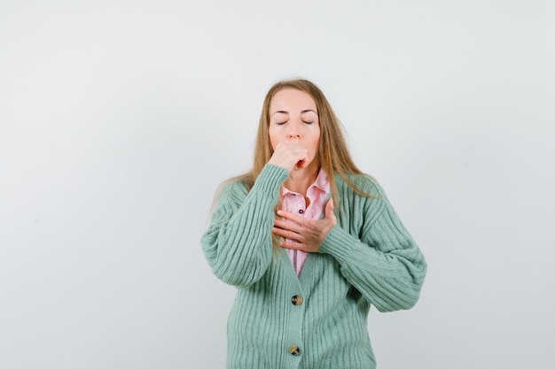 Foto gratuita mujer joven expresiva posando en el estudio