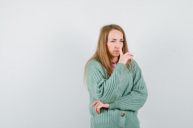 Mujer joven expresiva posando en el estudio