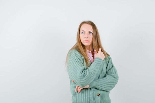 Mujer joven expresiva posando en el estudio