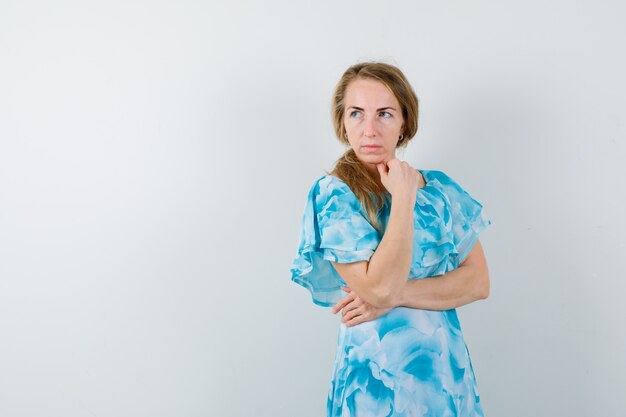 Mujer joven expresiva posando en el estudio