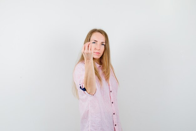 Mujer joven expresiva posando en el estudio