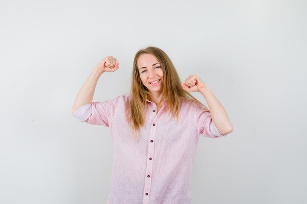 Mujer joven expresiva posando en el estudio