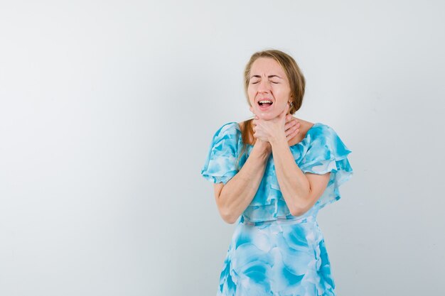 Mujer joven expresiva posando en el estudio