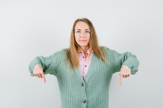 Foto gratuita mujer joven expresiva posando en el estudio