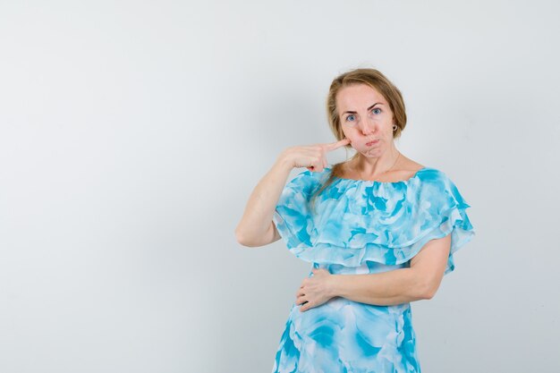 Mujer joven expresiva posando en el estudio