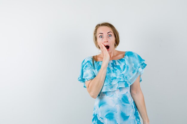 Mujer joven expresiva posando en el estudio