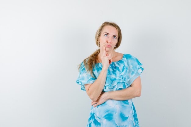 Mujer joven expresiva posando en el estudio