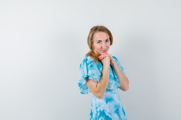 Mujer joven expresiva posando en el estudio